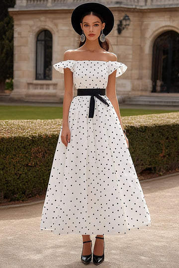 Robe d’invitée de mariage en satin blanc à épaules dénudées avec des pois noirs